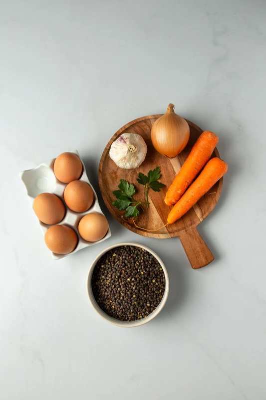 Lentilles vertes aux œufs pochés