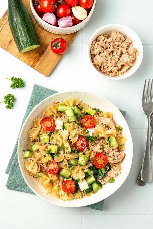 Salade de pâtes au thon, féta, tomates cerises et concombre
