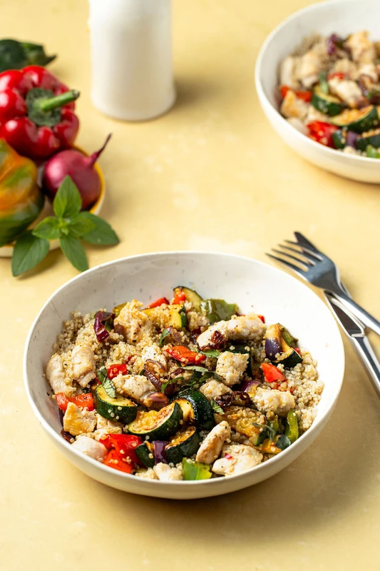 Salade de quinoa, poulet rôti, courgettes et poivrons grillés