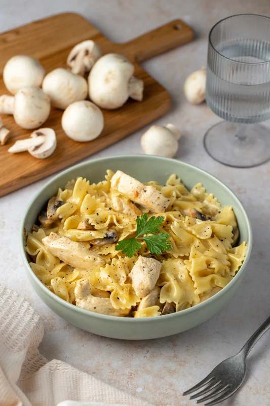 Pâtes à la crème, poulet et champignons