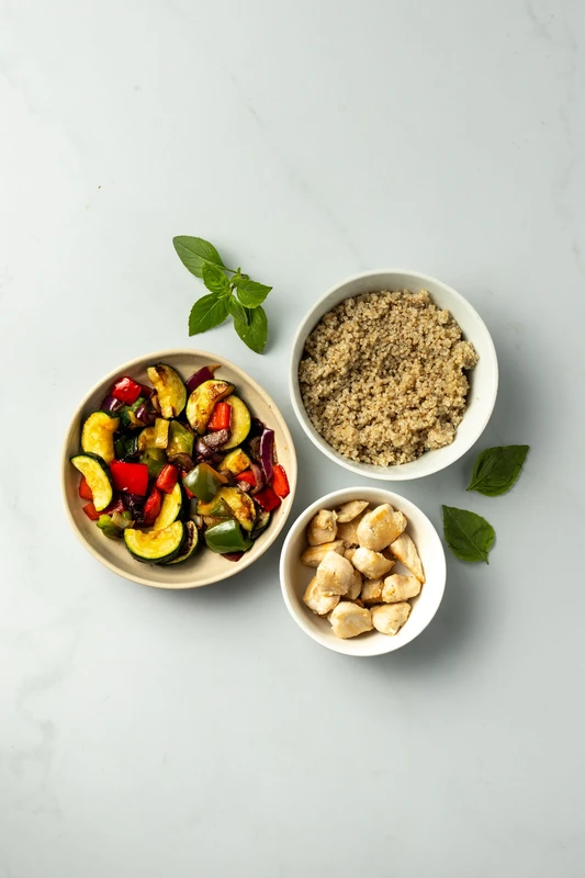 Salade de quinoa, poulet rôti, courgettes et poivrons grillés