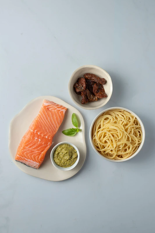 Spaghettis au pesto, saumon grillé et tomates séchées