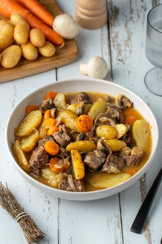 Mijoté de bœuf aux carottes, pommes de terre et champignons
