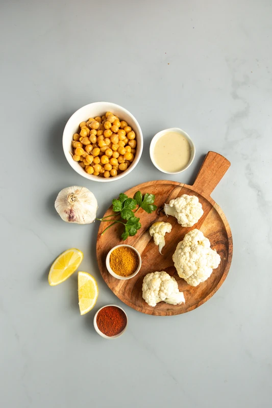 Chou-fleur rôti, pois chiches croustillants et houmous