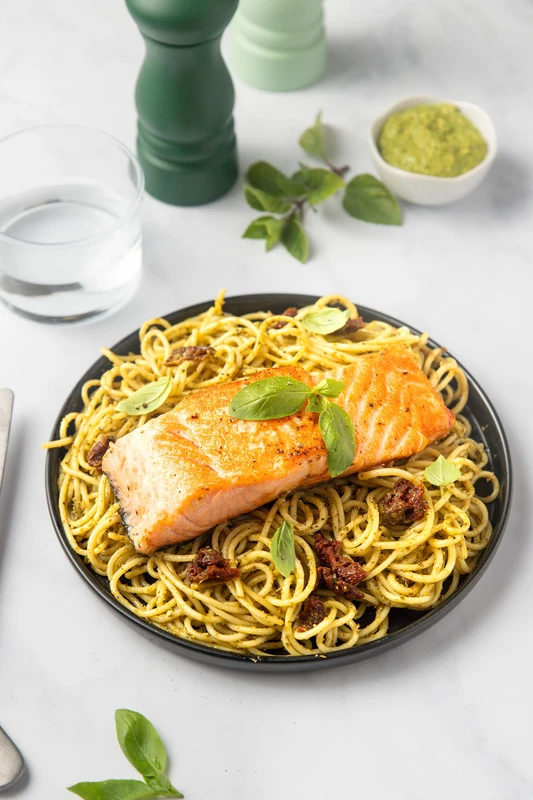 Spaghettis au pesto, saumon grillé et tomates séchées