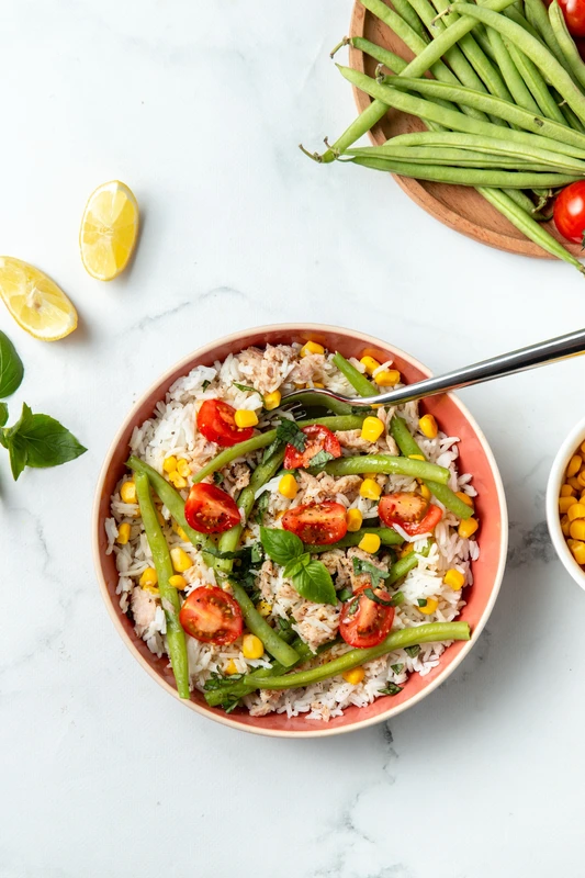 Salade de riz, thon, haricots verts et maïs