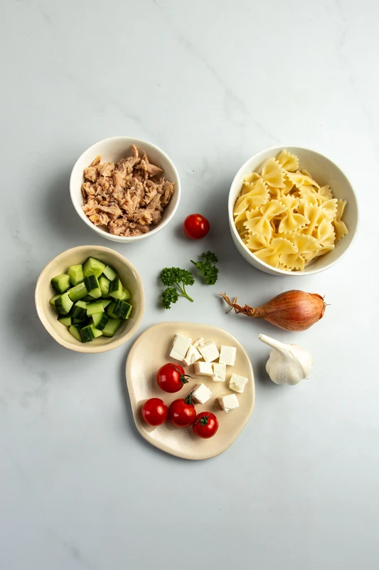 Salade de pâtes au thon, féta, tomates cerises et concombre