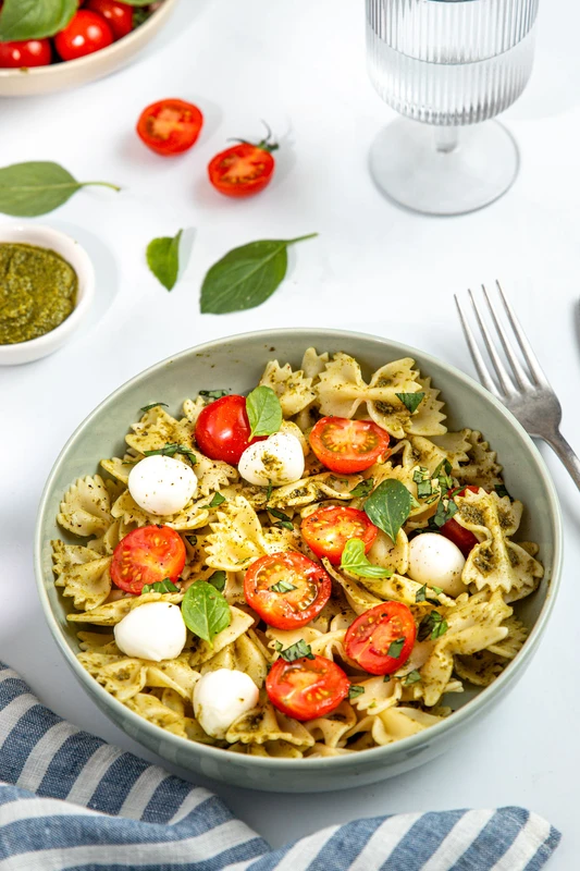 Salade de pâtes au pesto, tomates cerises et mozzarella