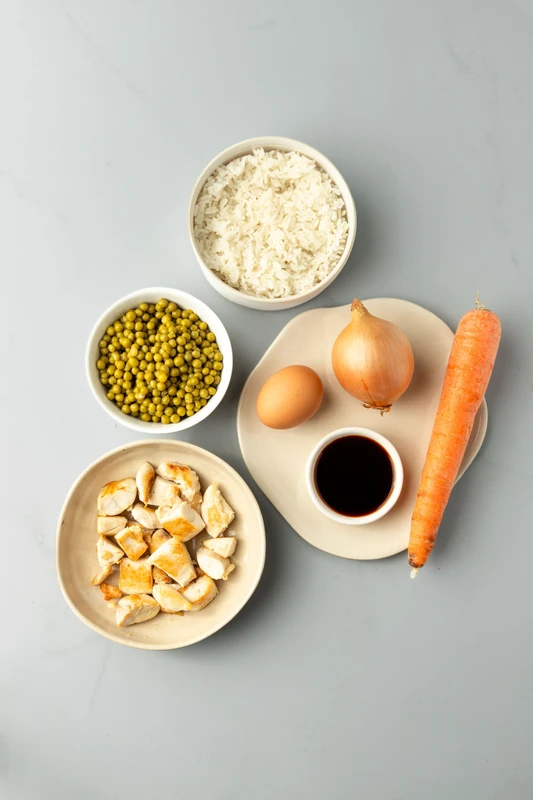 Riz sauté aux œufs, légumes et poulet