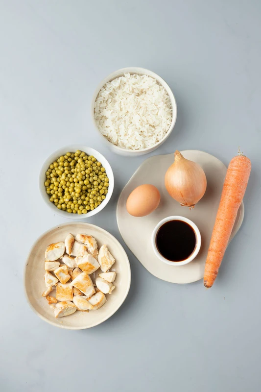 Riz sauté aux œufs, légumes et poulet