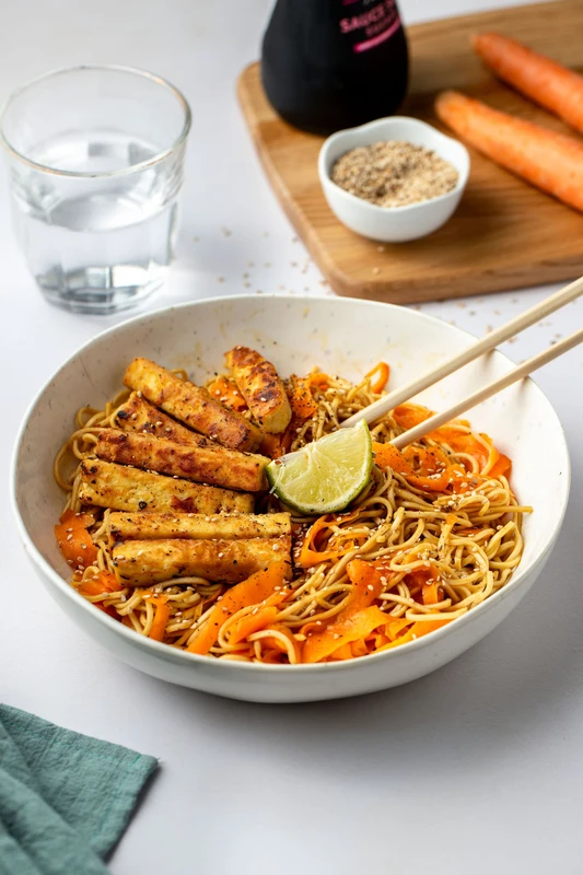 Wok de nouilles, légumes et tofu