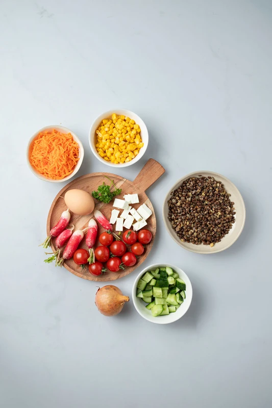 Salade de lentilles, œufs durs et crudités