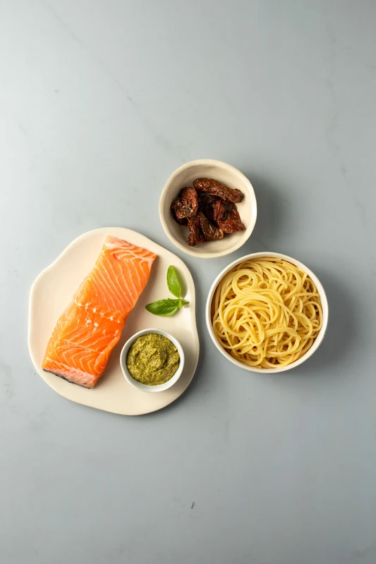 Spaghettis au pesto, saumon grillé et tomates séchées