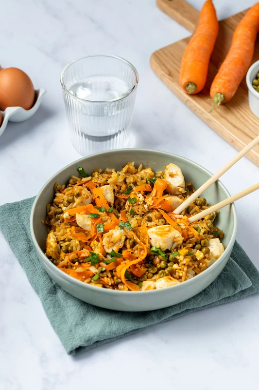 Riz sauté aux œufs, légumes et poulet