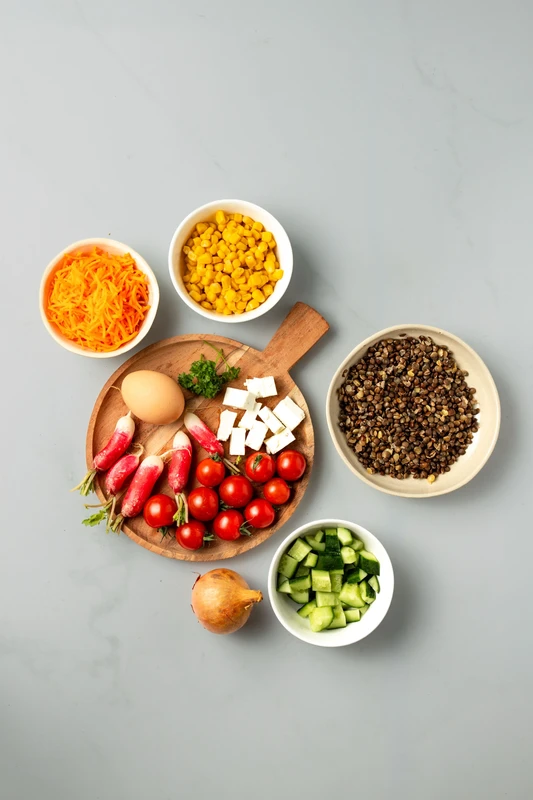Salade de lentilles, œufs durs et crudités