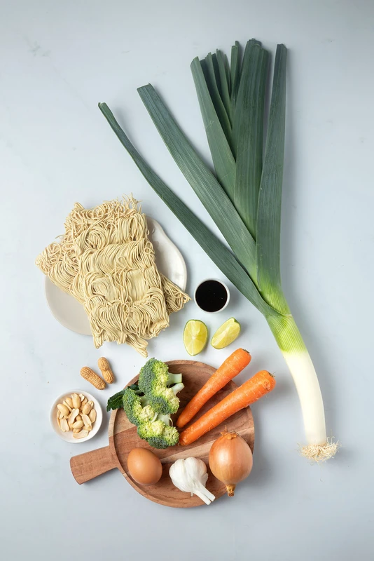 Nouilles sautées aux légumes et œufs brouillés