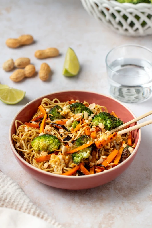 Nouilles sautées aux légumes et œufs brouillés