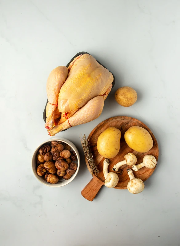 Poulet rôti aux châtaignes, champignons et pommes de terre