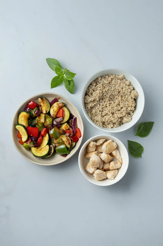 Salade de quinoa, poulet rôti, courgettes et poivrons grillés
