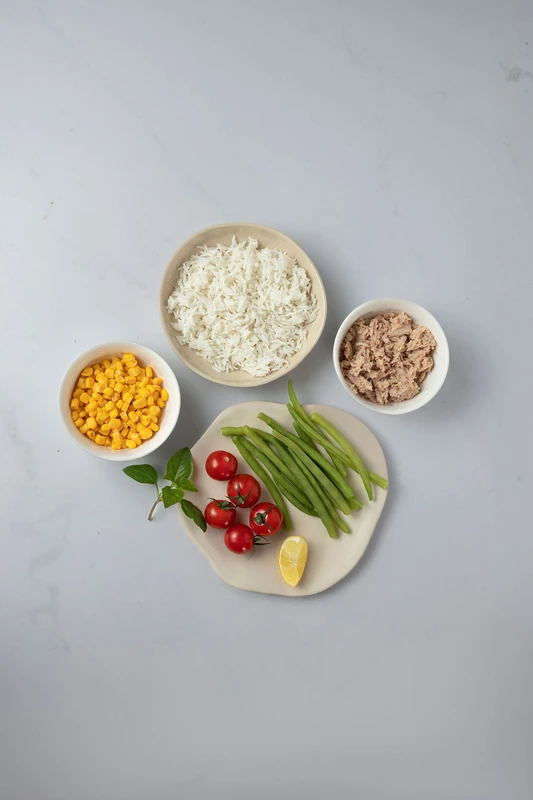 Salade de riz, thon, haricots verts et maïs