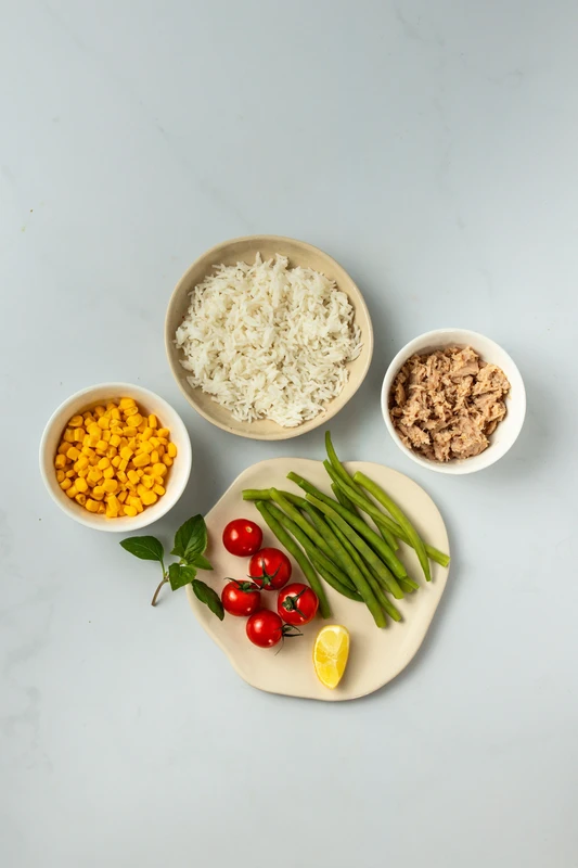 Salade de riz, thon, haricots verts et maïs