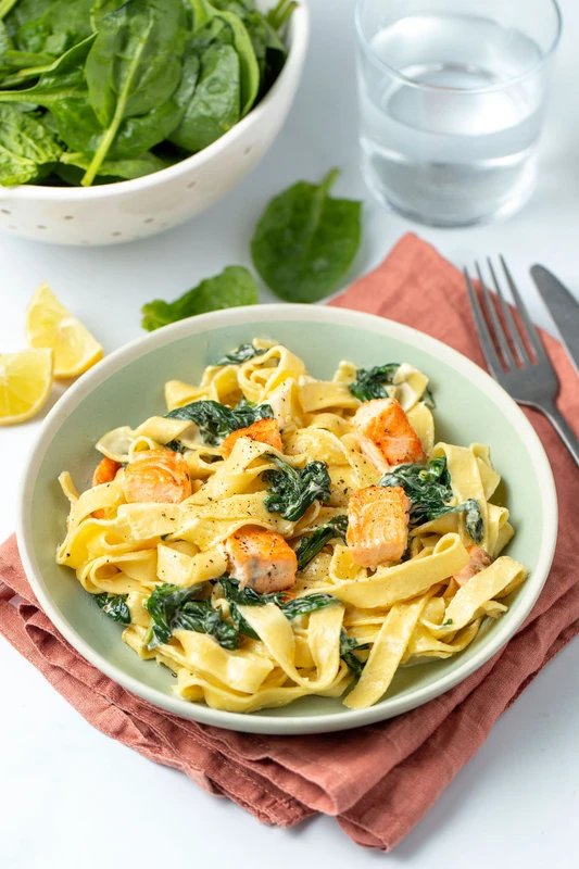 Pâtes au saumon, épinards et crème légère