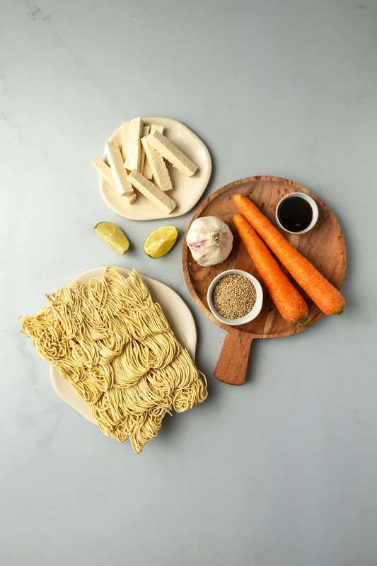 Wok de nouilles, légumes et tofu