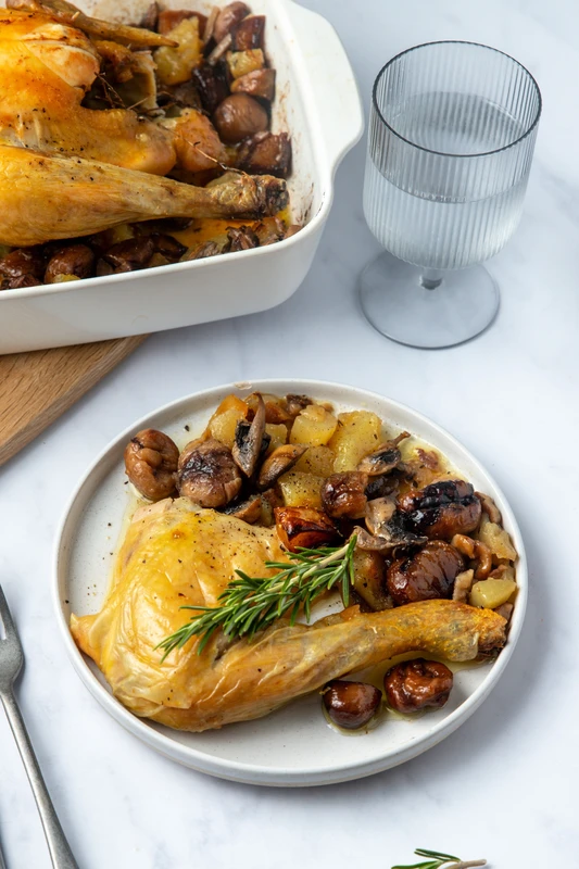 Poulet rôti aux châtaignes, champignons et pommes de terre
