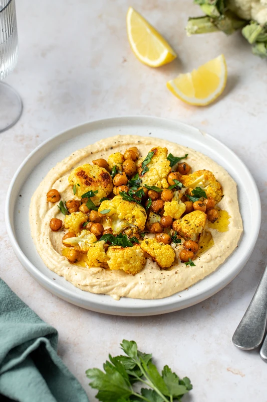 Chou-fleur rôti, pois chiches croustillants et houmous