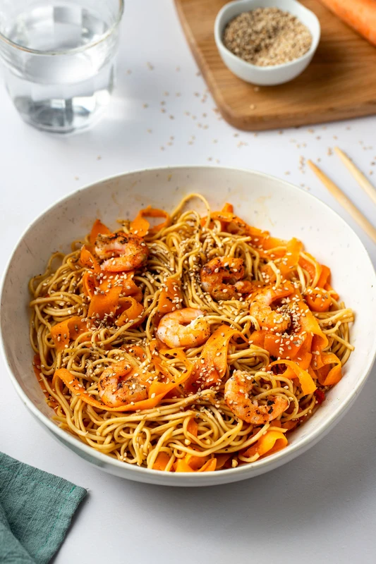 Wok de nouilles, légumes et crevettes