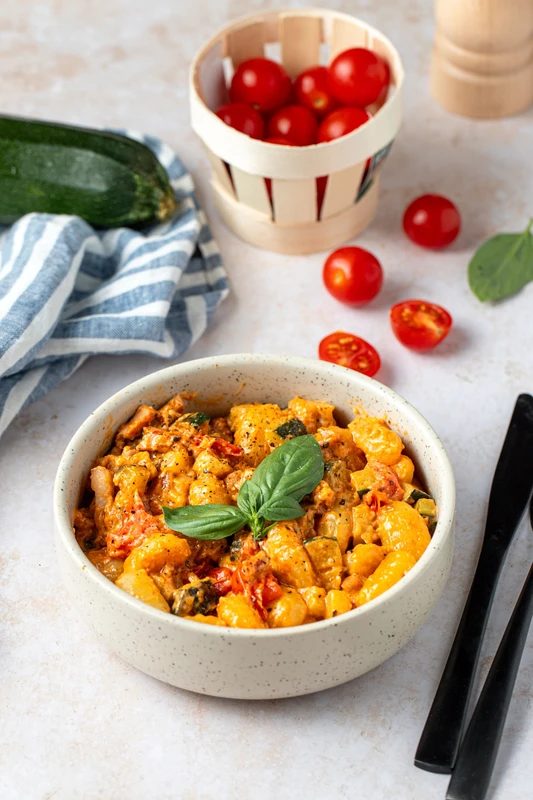 Poêlée de gnocchis aux lardons, courgettes et tomates cerises