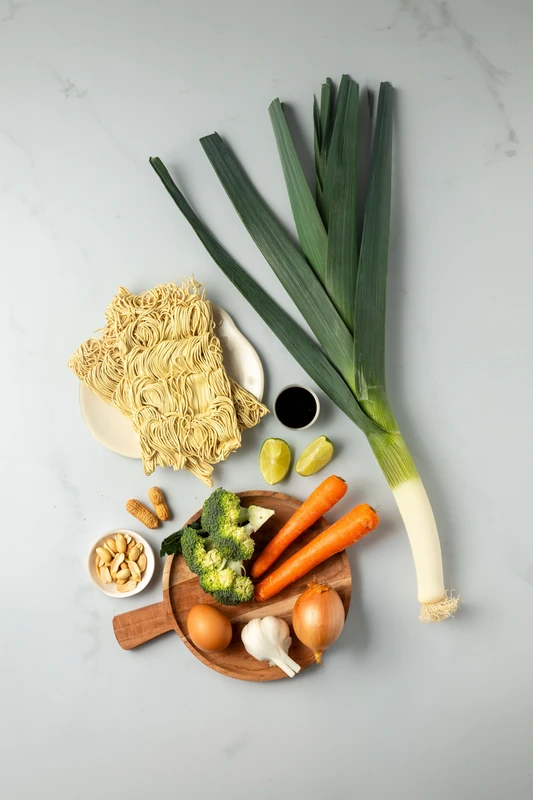 Nouilles sautées aux légumes et œufs brouillés