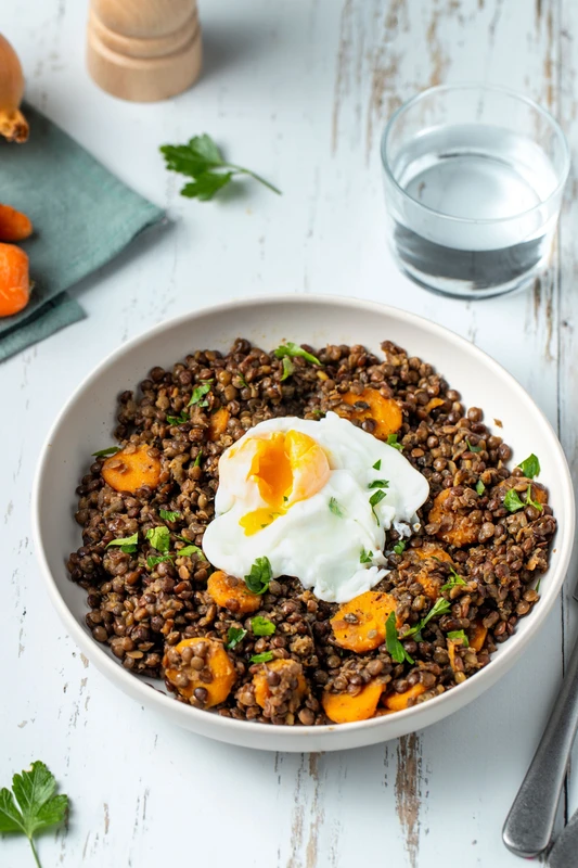 Lentilles vertes aux œufs pochés