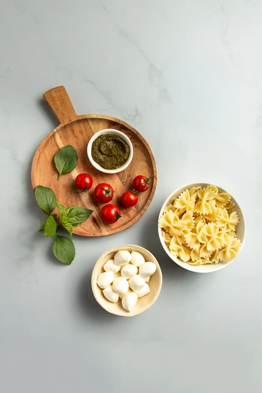 Salade de pâtes au pesto, tomates cerises et mozzarella