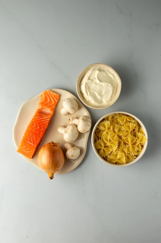 Pâtes à la crème, saumon et champignons