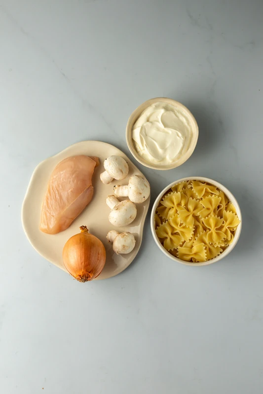 Pâtes à la crème, poulet et champignons