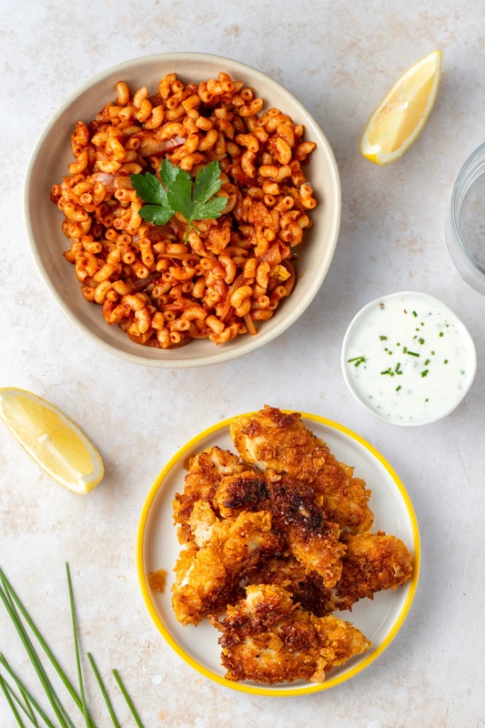 Nuggets maison, coquillettes sauce tomate et sauce blanche