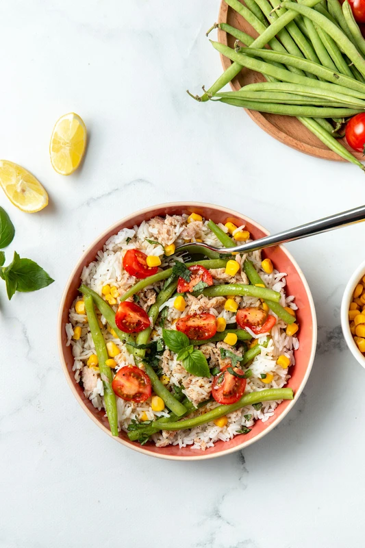 Salade de riz, thon, haricots verts et maïs