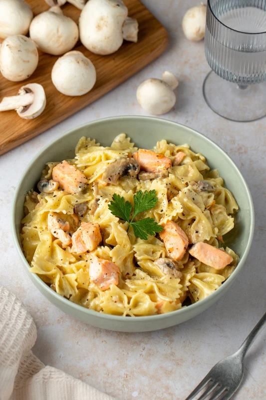 Pâtes à la crème, saumon et champignons